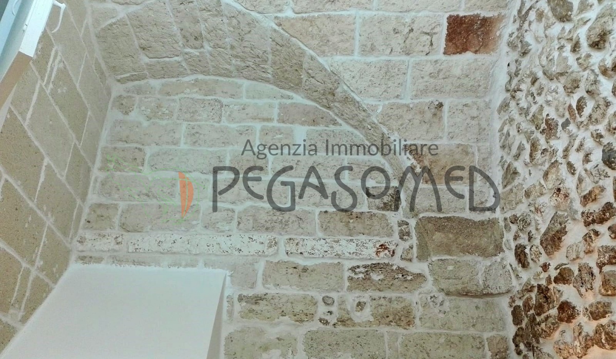 A due passi dal centro storico di Carovigno, due vani con servizi recentemente ristrutturato. 